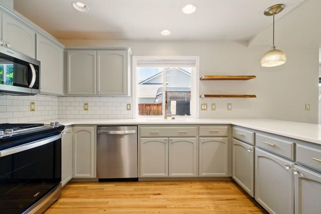 573 Blue Heron Drive, Central Point, OR 97502