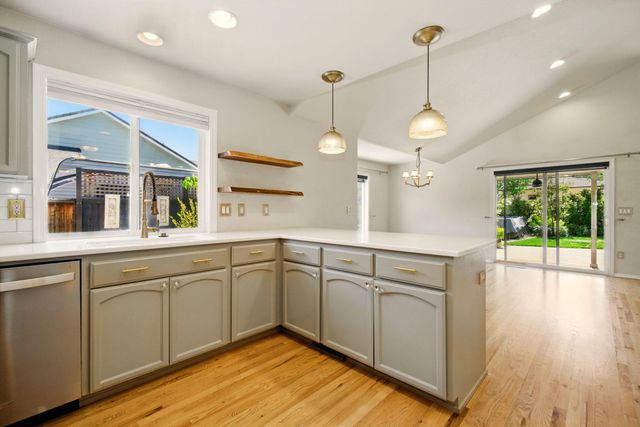 573 Blue Heron Drive, Central Point, OR 97502