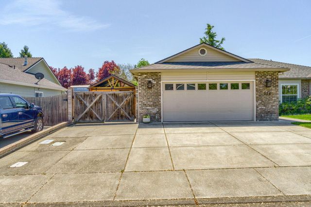573 Blue Heron Drive, Central Point, OR 97502