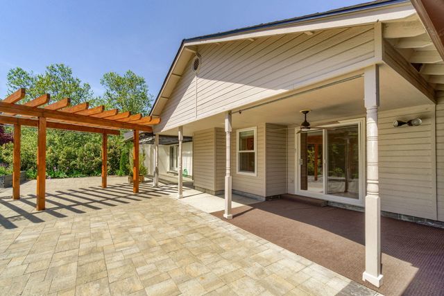 573 Blue Heron Drive, Central Point, OR 97502