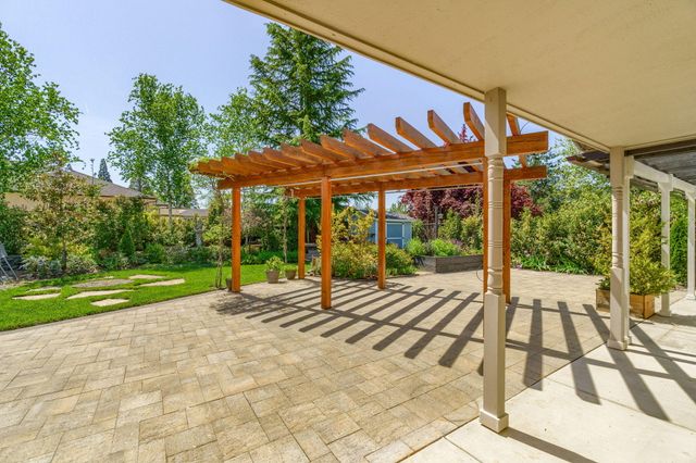 573 Blue Heron Drive, Central Point, OR 97502