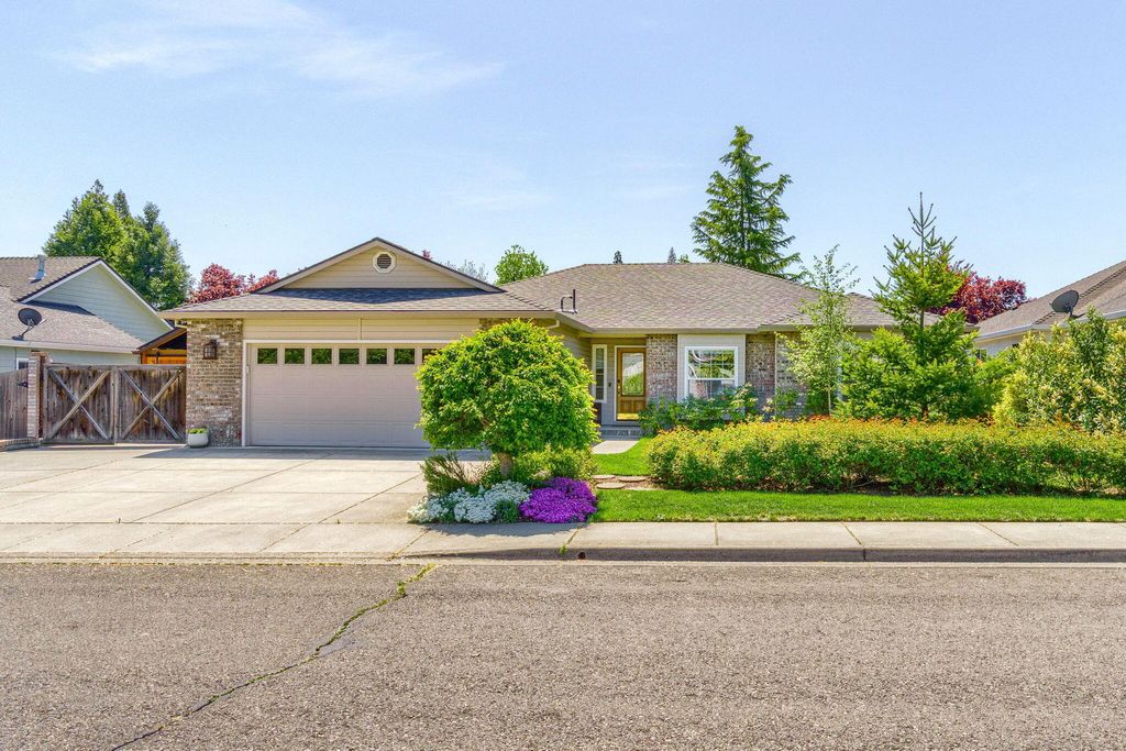 573 Blue Heron Drive, Central Point, OR 97502