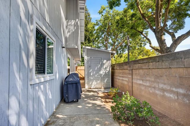 9286 Laguna Green Ct, Elk Grove, CA 95758