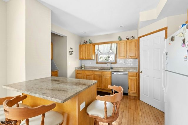 60 W Roselle Ave, Roselle Park Boro, NJ 07204