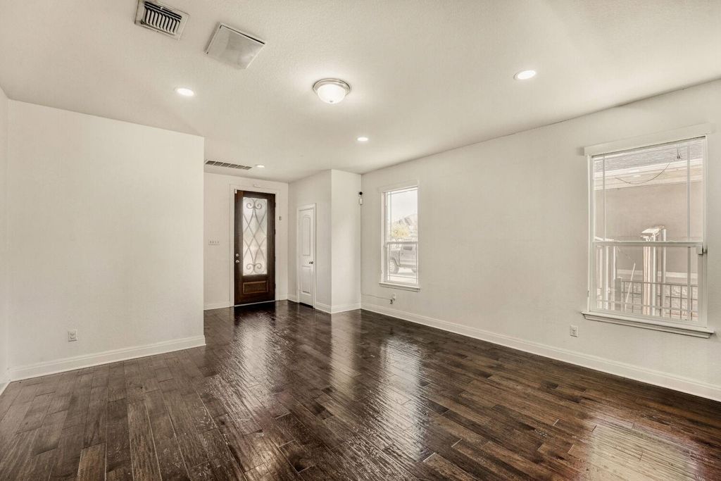 194 Danish DR 40, Hutto, TX 78634