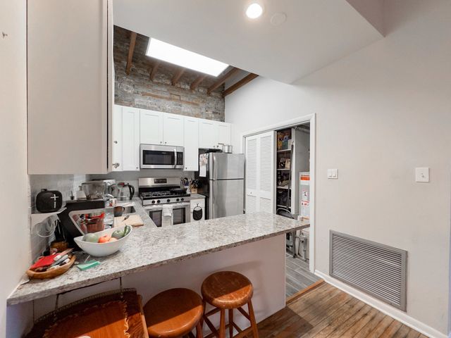 2136 N Clifton Avenue 2F, Chicago, IL 60614