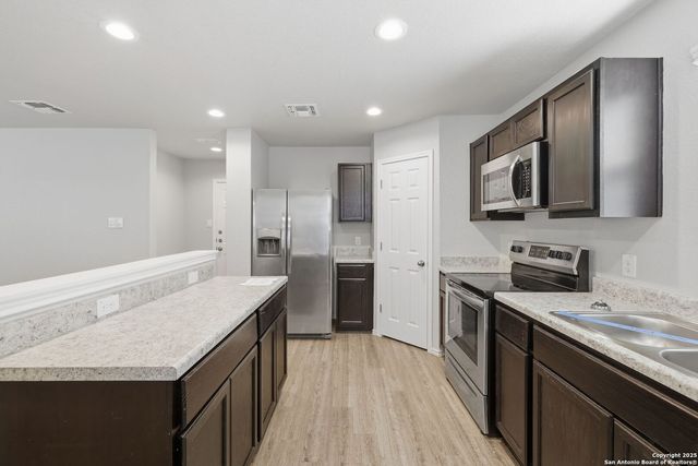 9425 Apple Ridge Ln, San Antonio, TX 78239