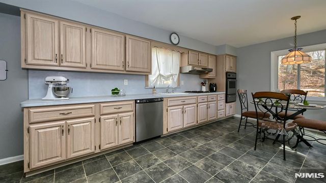 96 E Lions Head, Wayne, NJ 07470