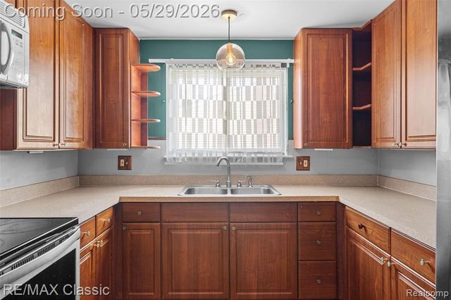 15586 Oakbrook Street, Romulus, MI 48174