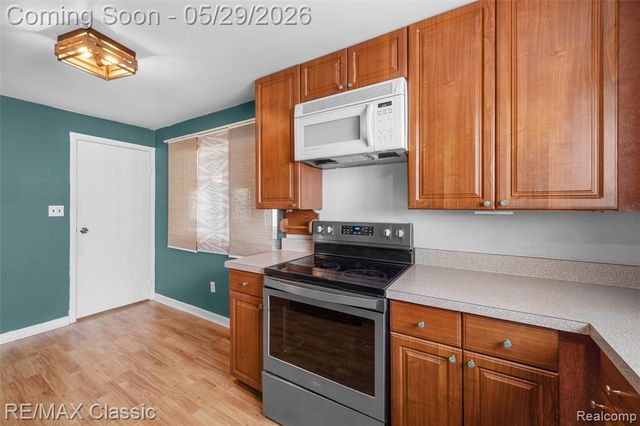 15586 Oakbrook Street, Romulus, MI 48174