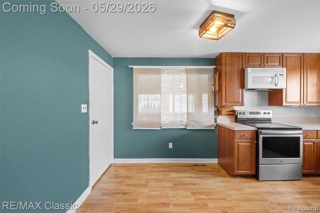 15586 Oakbrook Street, Romulus, MI 48174