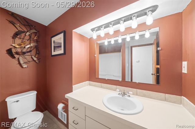 15586 Oakbrook Street, Romulus, MI 48174