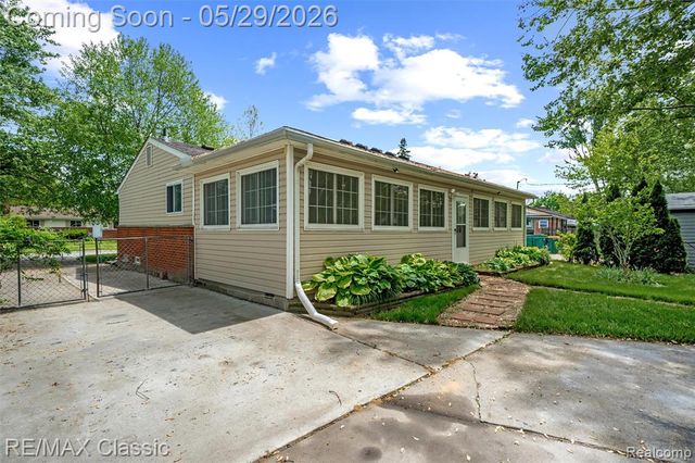 15586 Oakbrook Street, Romulus, MI 48174