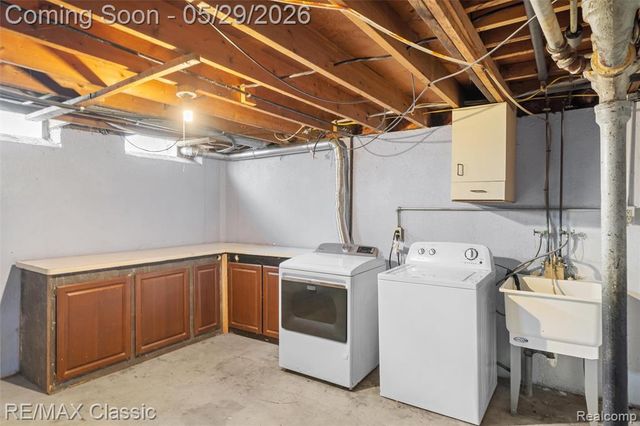 15586 Oakbrook Street, Romulus, MI 48174