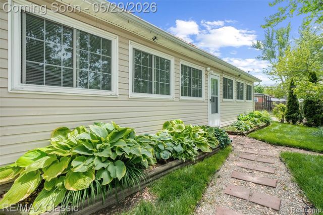 15586 Oakbrook Street, Romulus, MI 48174