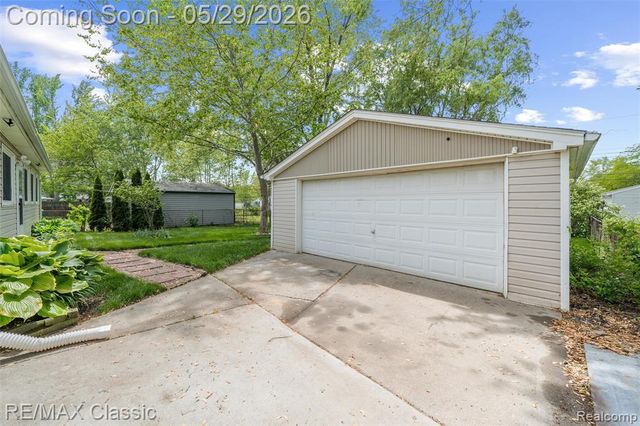 15586 Oakbrook Street, Romulus, MI 48174