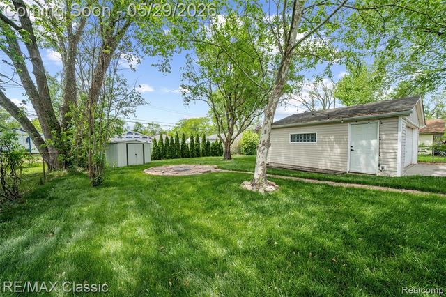 15586 Oakbrook Street, Romulus, MI 48174