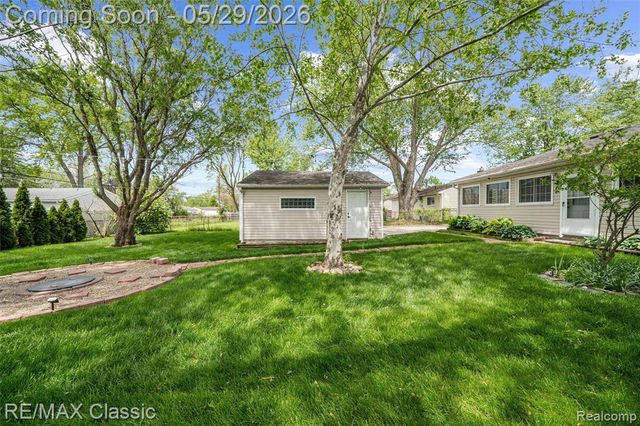 15586 Oakbrook Street, Romulus, MI 48174