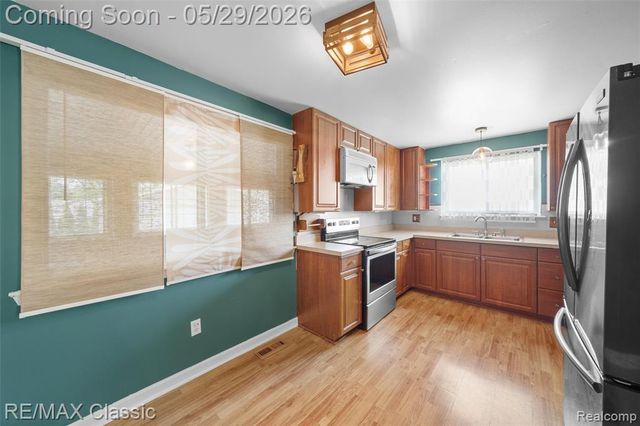 15586 Oakbrook Street, Romulus, MI 48174