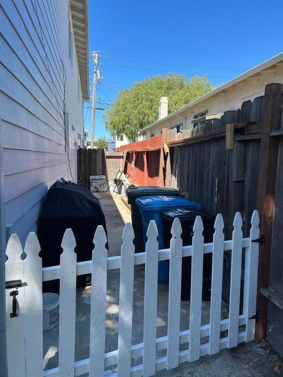 Image 4 of property listing at 143145 N N. Humboldt Street, San Mateo, CA 94401