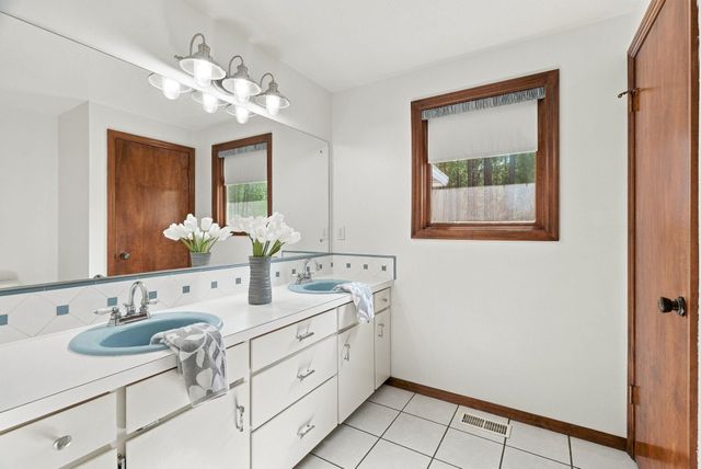 17317 N Saddle Hill Rd, Colbert, WA 99005