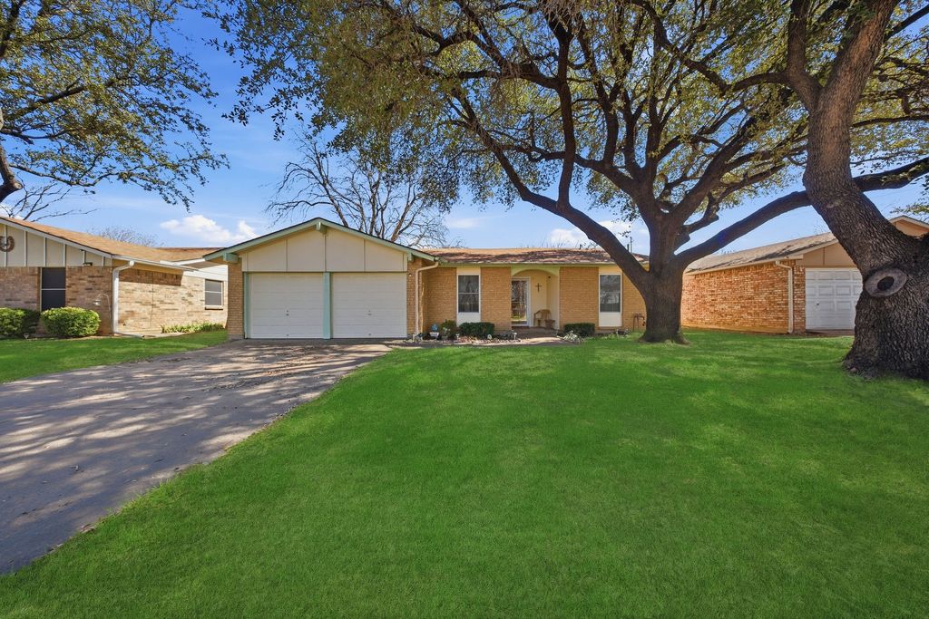 6304 Buckingham Trail, North Richland Hills, TX 76182