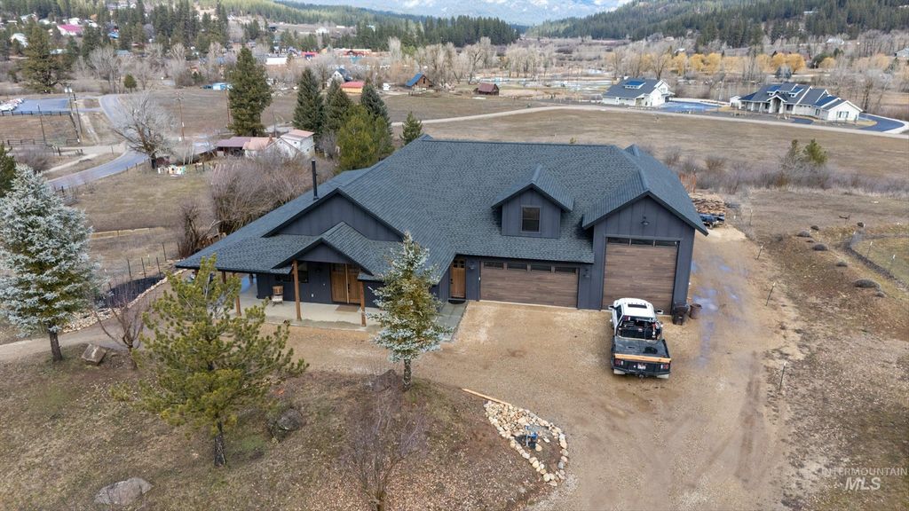 20 Hawthorne Ln, Garden Valley, ID 83622