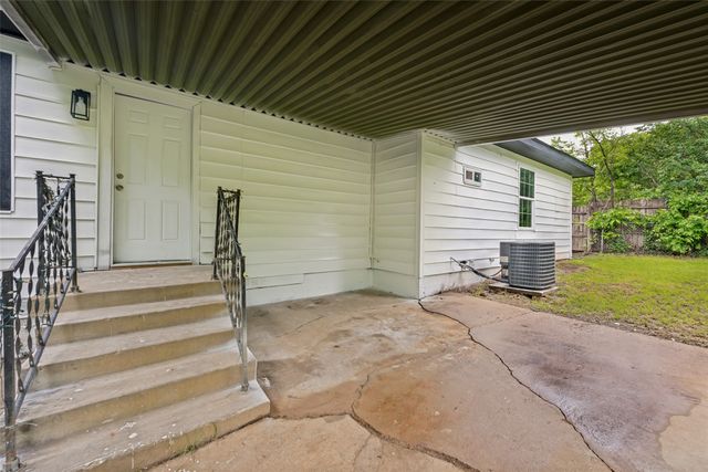 5520 Jewell Avenue, Fort Worth, TX 76112