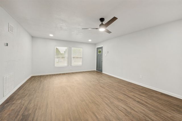 5520 Jewell Avenue, Fort Worth, TX 76112
