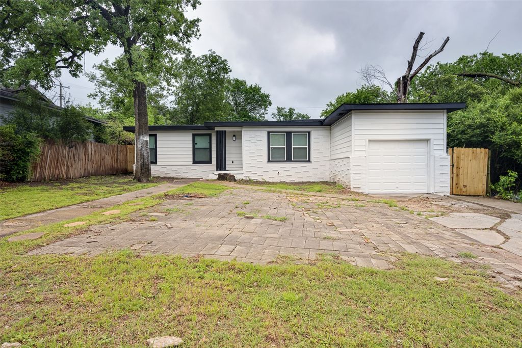 5520 Jewell Avenue, Fort Worth, TX 76112