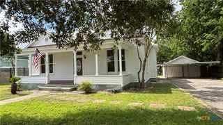 227 E College Street, Seguin, TX 78155