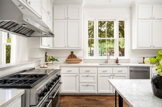 2929 Sunset Boulevard, West University Place, TX 77005