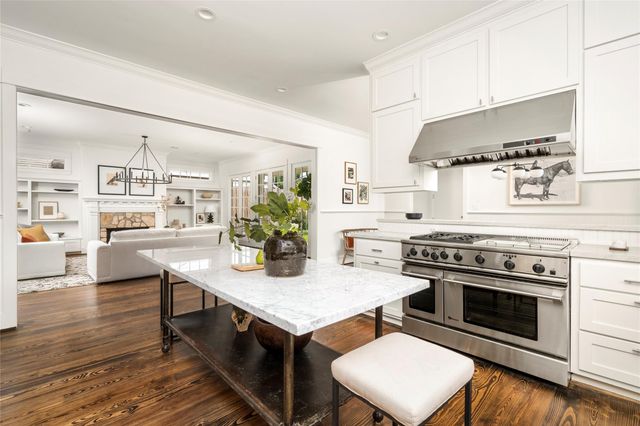 2929 Sunset Boulevard, West University Place, TX 77005