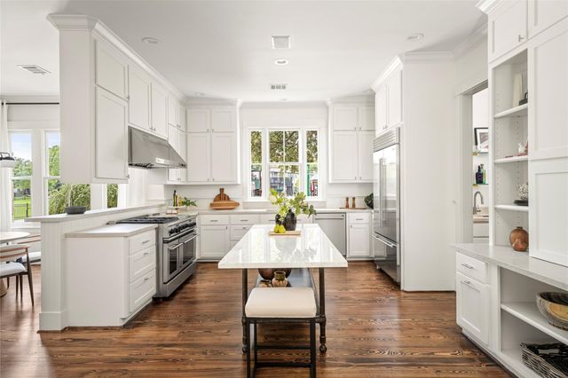 2929 Sunset Boulevard, West University Place, TX 77005