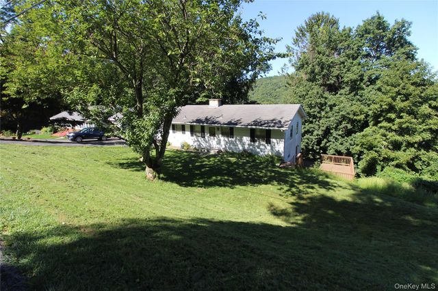 661 Warren Avenue, Thornwood, NY 10594