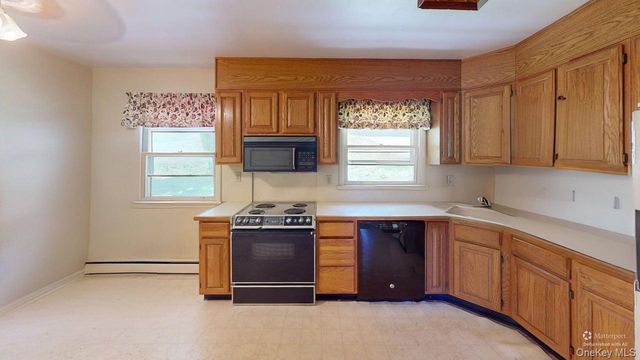 661 Warren Avenue, Thornwood, NY 10594