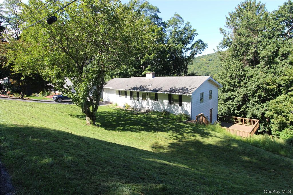661 Warren Avenue, Thornwood, NY 10594 — photo 2