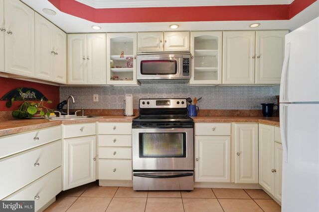 70 TALL PINE LN, Levittown, PA 19054