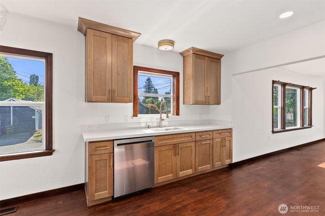125 S 64th Street, Tacoma, WA 98408