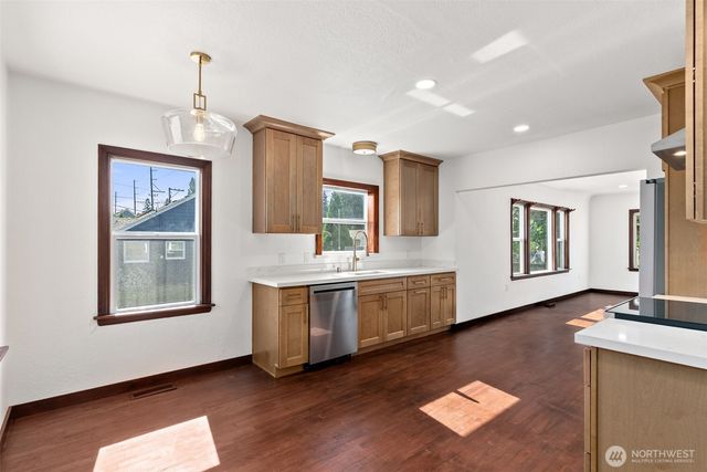 125 S 64th Street, Tacoma, WA 98408
