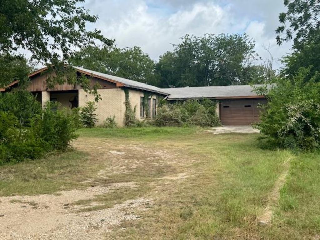 301 E Atkinson ST, Florence, TX 76527