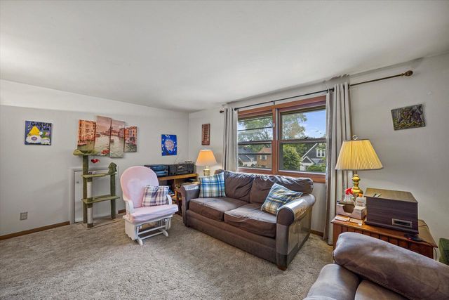 2181 S 88th STREET, West Allis, WI 53227