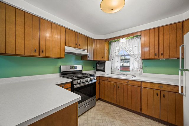 2181 S 88th STREET, West Allis, WI 53227