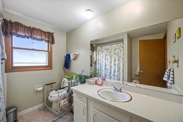 2181 S 88th STREET, West Allis, WI 53227