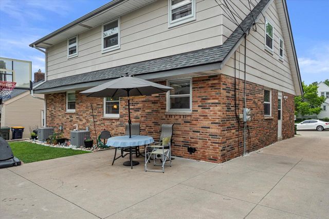 2181 S 88th STREET, West Allis, WI 53227