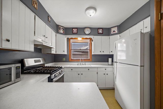 2181 S 88th STREET, West Allis, WI 53227