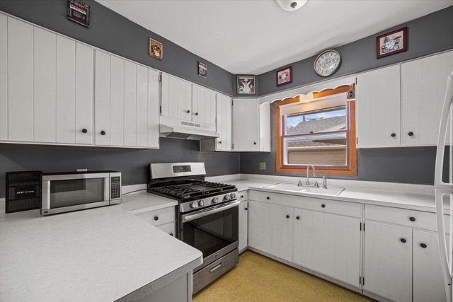 2181 S 88th STREET, West Allis, WI 53227