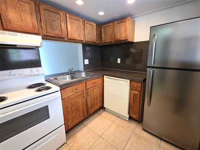 2800 NW 56th Ave E303, Lauderhill, FL 33313