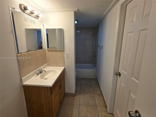 2800 NW 56th Ave E303, Lauderhill, FL 33313