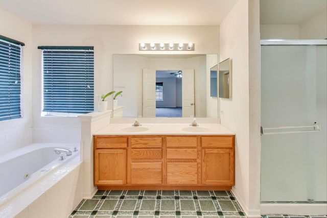 697 Providence Lane, Lindenhurst, IL 60046